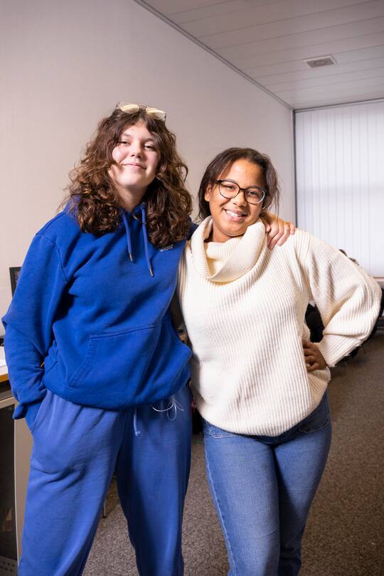 Sylia (blau gekleidet) hat Gia hier kennen gelernt.