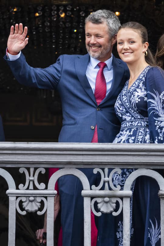 <p>Neben dem König: Prinzessin Isabella mit ihrem Vater Frederik auf Schloss Amalienborg.</p>