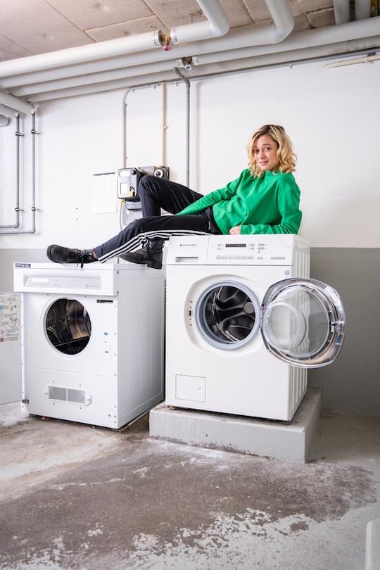 <p>Künstlerin und Autorin Lara Stoll freut sich über kleine Dinge im Alltag – so über den Tumbler in ihrer neuen Wohnung in Zürich Wiedikon.</p>