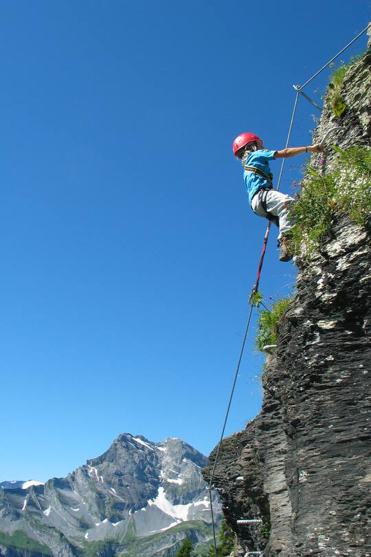 Kind am Klettern in Braunwald