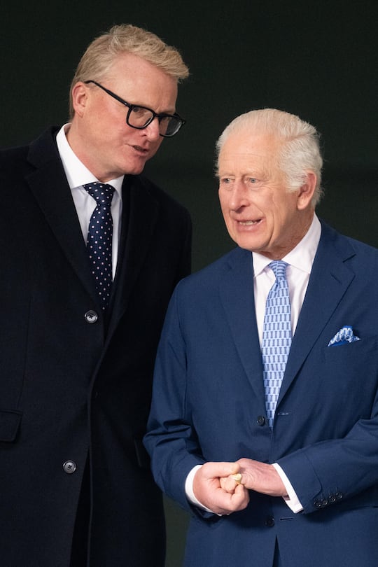 <p>Auf Friedensmission: Tobyn Andreae (l.) ist der Kommunikations-sekretär von König Charles – und Königin Camilla.</p>