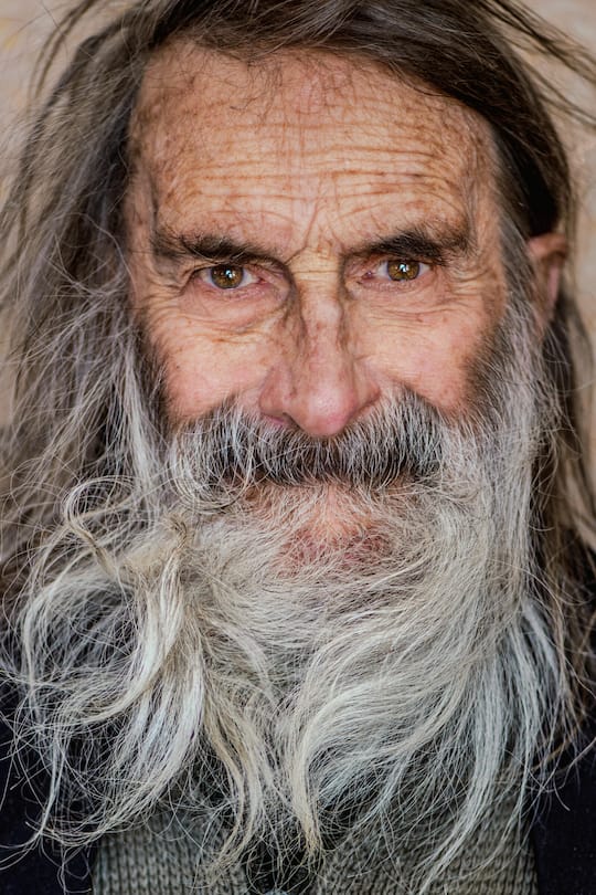 Adolf Häberli, Ehrenwutbürger und Dorforiginal St. Moritz, zeigt sein zu Hause, 4. Februar 2024, St. Moritz