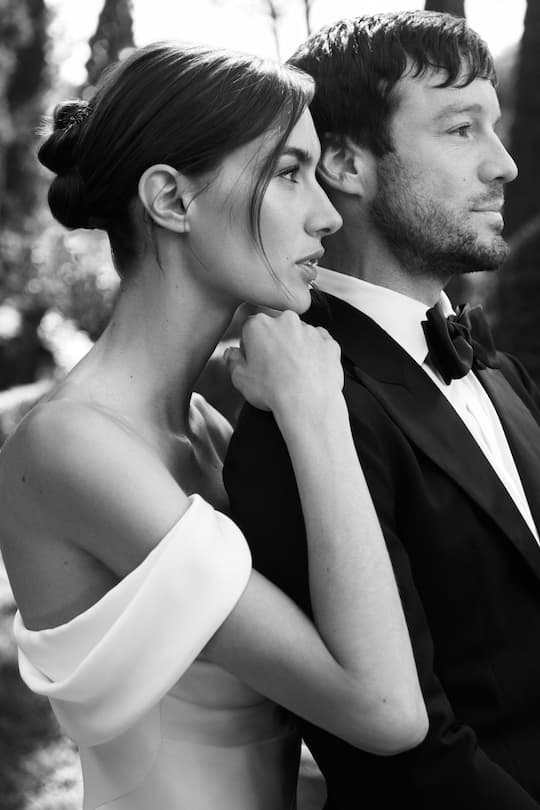 SI-Online / Einmalige Verwendung / Keine Weitergabe Fotos: Hans Neumann, Alex Waltl und Austin Augie Event Design und Planung: Eggert+Friends LLC Hochzeitsrednerin: Idil Tabanca Brautjungfern: Fiona Furrer, Cindy Furrer, Emilia Furrer Blumenmädchen: Lucie Furrer Ringträger: August Becht Trauzeuge: Adam Becht Brautkleid: Olivier Theyskens Styling: Melissa Levy