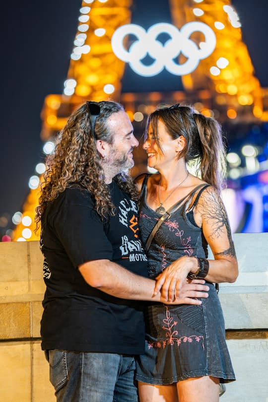 Foto: Joseph Khakshouri, 28-31.07.2024 Olympia Marathon mit Megawatt. Thomas und Marion turn in der Stadt der Liebe. Im Hintergrund der speziell für die Olympiade beleuchtete Eiffelturm. Paris (F)