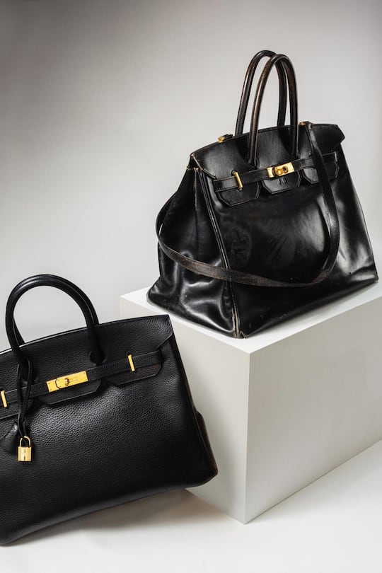 <p>Jane Birkins Original (l.) neben der Serienversion: Geschlossene Metallringe und Gebrauchsspuren machen sie unverwechselbar.</p>