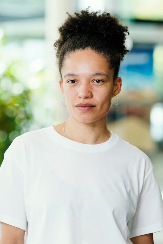 31.05.2022, Rheinland-Pfalz, Worms: Die Schauspielerin Gina Haller steht beim Probenstart für die diesjährigen Nibelungen-Festspiele im Kulturzentrum «Das Wormser». Die 2002 gegründeten Spiele zeigen in diesem Jahr vom 15. bis zum 31. Juli das Stück «hildensaga. ein königinnendrama». Foto: Uwe Anspach/dpa +++ dpa-Bildfunk +++ (KEYSTONE/DPA/Uwe Anspach)