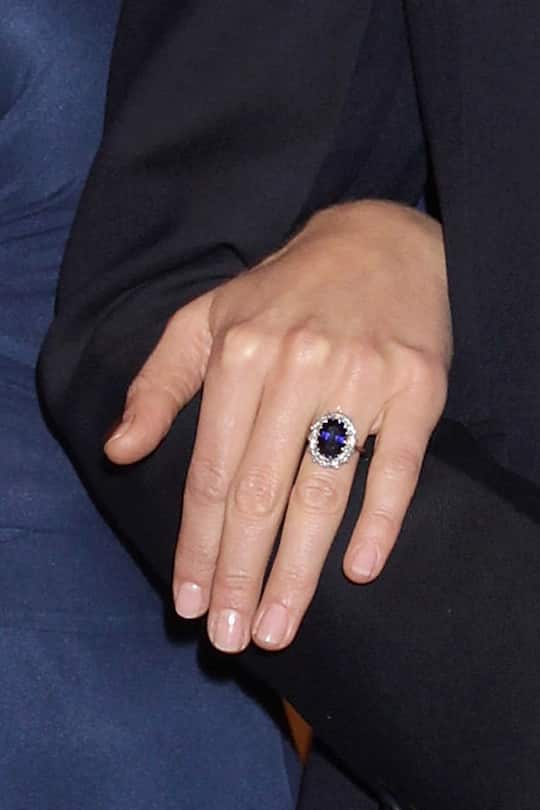 Eine Nahaufnahme des bekannten Saphirrings, der einst Prinzessin Diana gehörte.