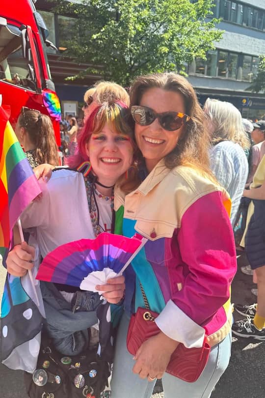 <p>Prinzessin Märtha Louise von Norwegen (r.) und ihre älteste Tochter Maud Angelica Behn strahlen. Der Royal-Spross hat sich bei der Pride in Oslo geoutet.</p>
