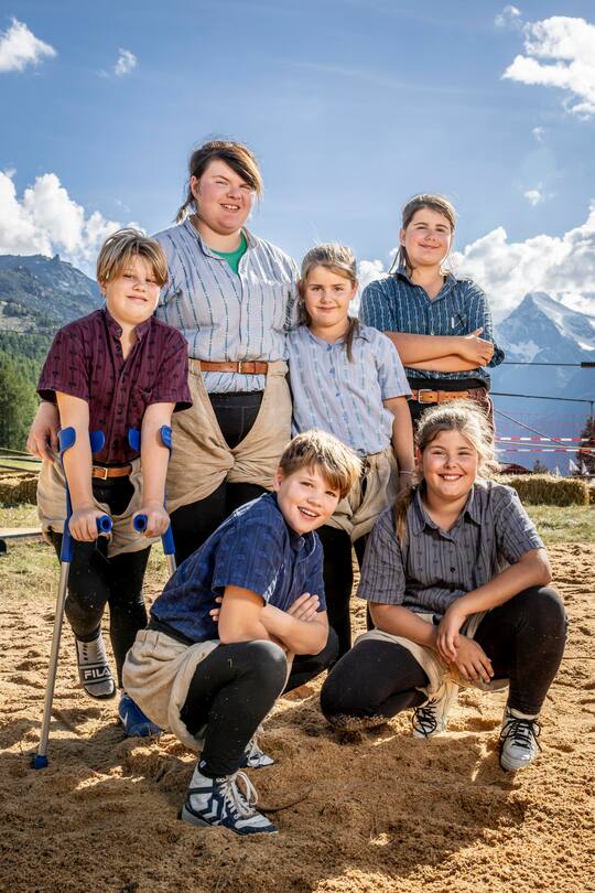 Angela Riesen neue Schwingerkoenigin mit Schwingerinnen Vera, Laura, Giana Schlüechter, Ronja und Mira Währy und Thomas Wälti Grenchen 02.09.23 ©David Birri