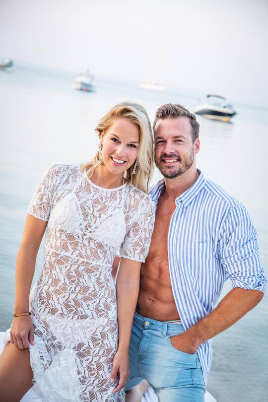 Linda Fäh, Schweizer Sängerin und Moderatorin, Ex-Miss Schweiz mit ihrem Mann Marco Dätwyler in den Ferien auf Ibiza. Haar und Make-up / Styling von Julia Grunz © Thomas Buchwalder