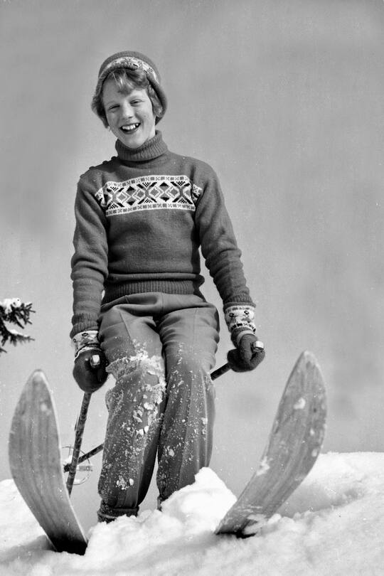 Königin Margrethe (DK), (c) Dana Press- Photo: Code DKNorwegen, 1954Prinzessin Margrethe Skilaufen, ski, lächeln, sw, retro . . . >> Bildnr.: 00142830Jugend