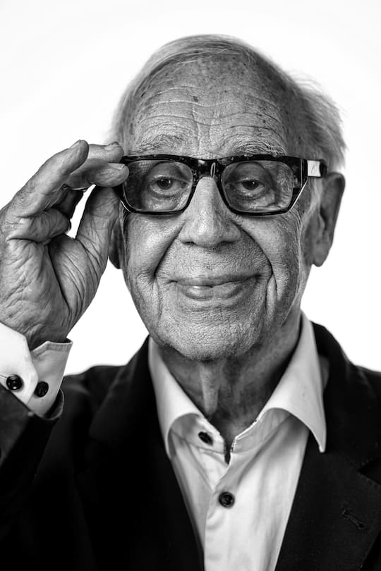 Jean Ziegler ist ein Schweizer Soziologe, Politiker, Sachbuch- und Romanautor. Von 1967 bis zu seiner Abwahl 1983 und erneut von 1987 bis 1999 war er Genfer Nationalrat für die Sozialdemokratische Partei. Am 19.04.2024 feiert er seinen 90. Geburtstag. Bild © Remo Naegeli