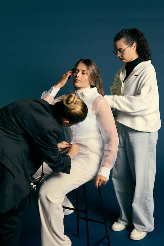 Alles muss perfekt sitzen: Beim Fotografieren wird nochmals alles für Beautyqueen Suter zurechtgezupft.