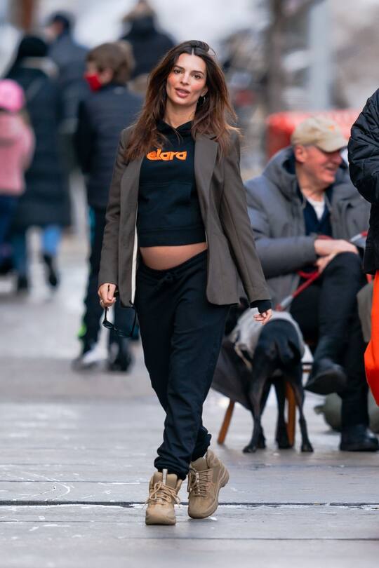 NEW YORK, NEW YORK - FEBRUARY 06: Emily Ratajkowski is seen in Tribeca on February 06, 2021 in New York City. (Photo by Gotham/GC Images)