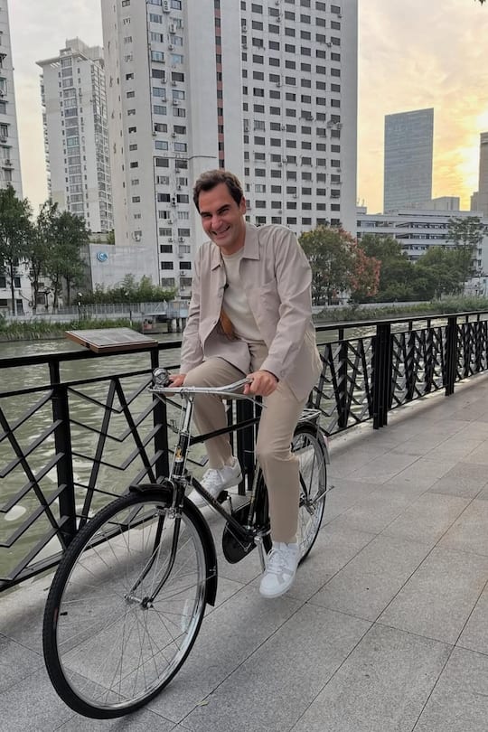 In Shanghai ist Federer mit dem Velo unterwegs.