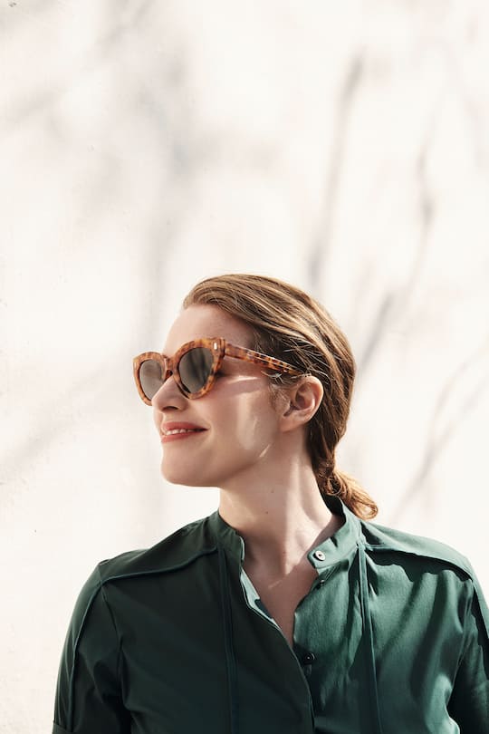 Kathrin Hoenegger Portrait mit Sonnenbrille