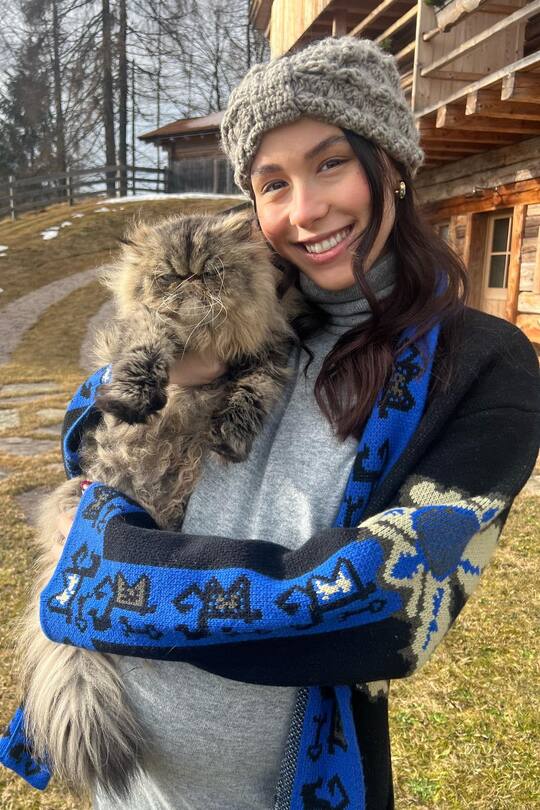 Aurora Ramazzotti übt mit einer Katze das Mamisein