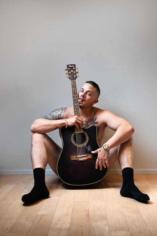 Loco Escrito (eigentlich Nicolas Herzig), Schweizer Latin-Pop Musiker, Albumrelease 2022, zu Hause in Maur ZH, 7. April 2022