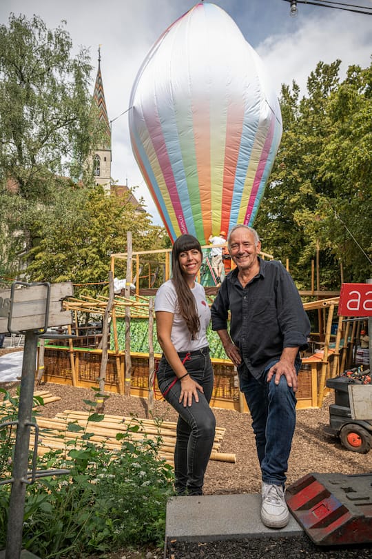 BADEN, 14.08.2023 - Beizen an der Badenfahrt 2023: die Crew der Bar "Arche Neo" vor ihrem Ballon, der in der Mitte der Bar steht. PHOTO BY PASCAL MORA