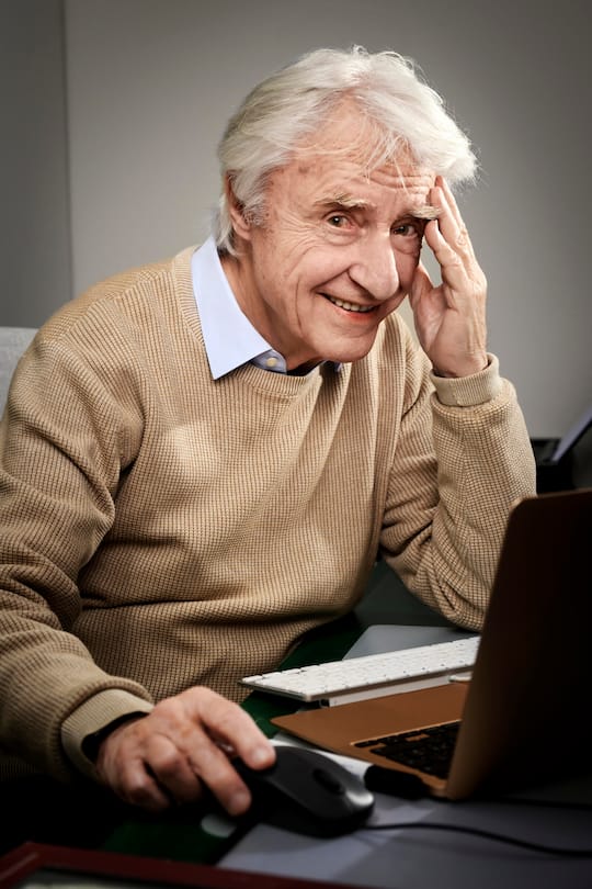 Emil Steinberger mit seiner Ehefrau Niccel Steinberger, 25 Jahre, silberne Hochzeit, Besuch im gemeinsamen Atelier,Malatelier von Niccel, Schreibstube von Emil, Basel, 2024, Fotos: Geri Born