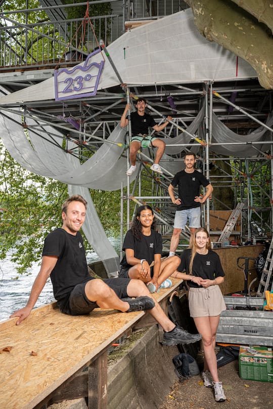 BADEN, 14.08.2023 - Beizen an der Badenfahrt 2023: die Crew der "Wösch" Bar an der Limmatprommenade in Baden. PHOTO BY PASCAL MORA