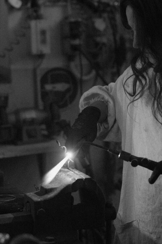 Sherylin Birth arbeitet in der Metallwerkstatt