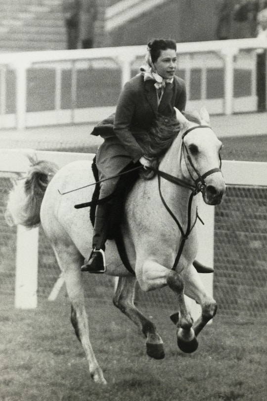 Royalty, Horse Racing, Royal Ascot, 16th June 1961, HRH Queen Elizabeth II cantering up to the start of a 5 furlong outing with other members of the royal party (Photo by Bentley Archive/Popperfoto via Getty Images/Getty Images)