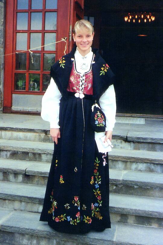 Kronprinzessin Mette-Marit (NO), photo: N Code 20520Norway OSLO 1989 Retro, Jung, Mette-Marit (15 jahren) Nationaltracht, Höiby, Konfirmation, ganzfigur, lächeln, retro . . >> Bildnr.: 00041386