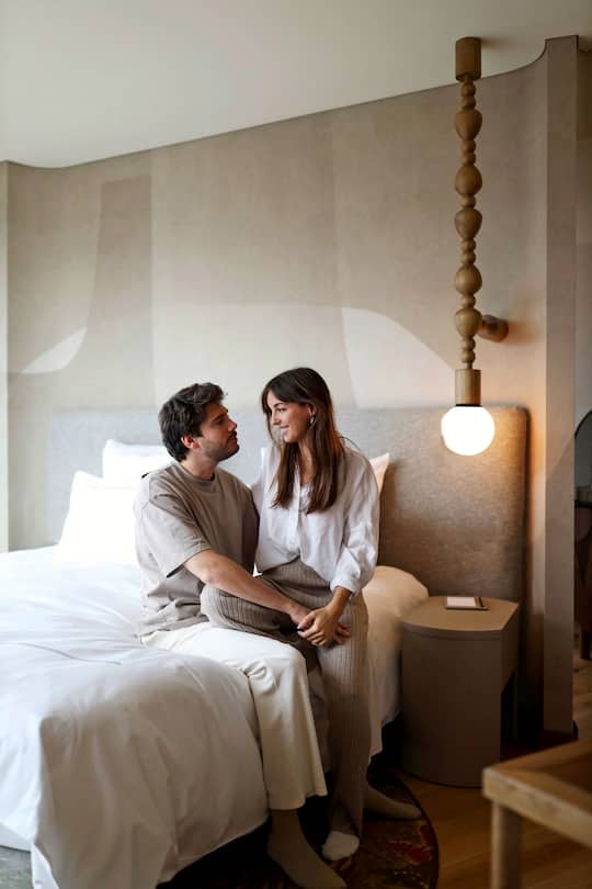 «Wir mögen es, wenn wir uns in einem Hotel besser fühlen als zu Hause und allen Komfort haben», sagt Nolwenn, hier mit ihrem Freund Lucas im Swissôtel Tbilisi in Tiflis.