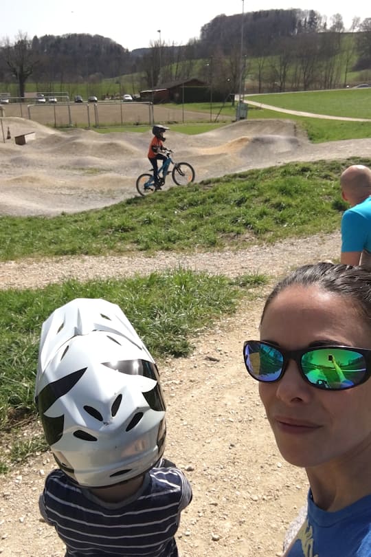 Ex-Miss-Schweiz Sonia Küng-Grandjean mit ihrer Familie mit Motocross Bahn