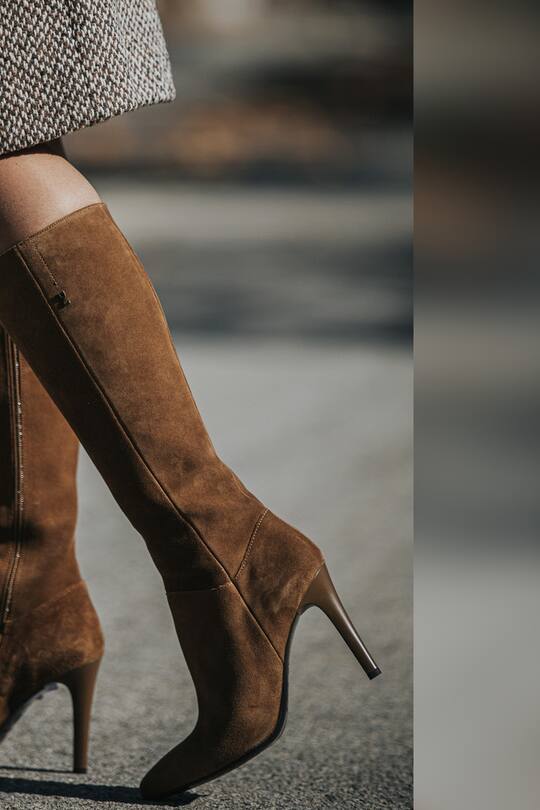 Mit Stiefeln aus Suede liegen Modebegeisterte im Herbst voll im Trend.