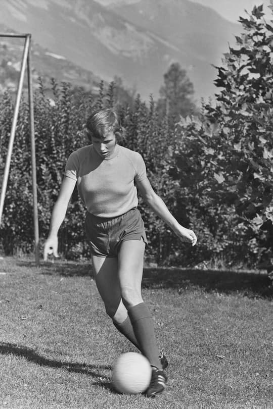 Madeleine Boll 1965 als Zwölfjährige im Training beim FC Sion. Dort spielte sie mit den Buben.