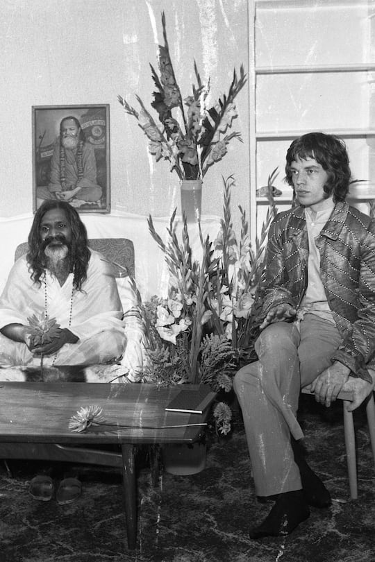 <p>Früher Jünger: 1967 besucht Rolling-Stones-Sänger Mick Jagger (r.) Maharishi Mahesh Yogi im walisischen Bangor.</p>