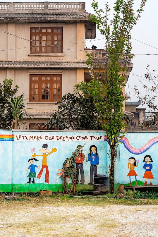 Diese bunte Wand steht beim Frauenhaus der Women’s Foundation Nepal in Kathmandu, der Hauptstadt des Landes.