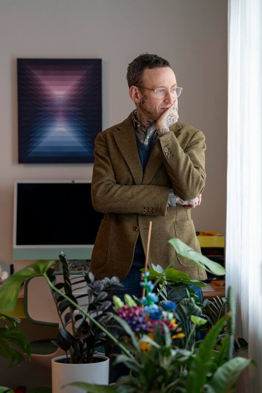 Thomas Meyer , Schriftsteller, bei sich zuhause in Albisrieden, mit israelischer und palästinensischer Fahne