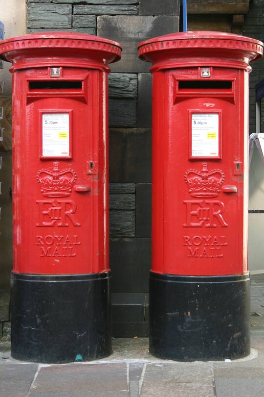 Die Briefkästen der Royal Mail sind mit «ER II» versehen.