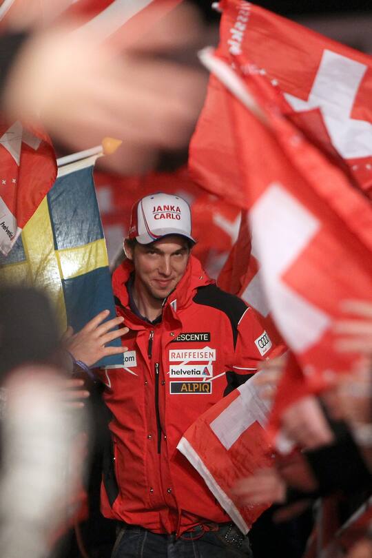 Carlo Janka of Switzerland walks to the medal ceremony after the men's Ski World Cup downhill race in Wengen, Switzerland, Saturday, January 16, 2010.(KEYSTONE/PHOTOPRESS/Alexandra Wey)