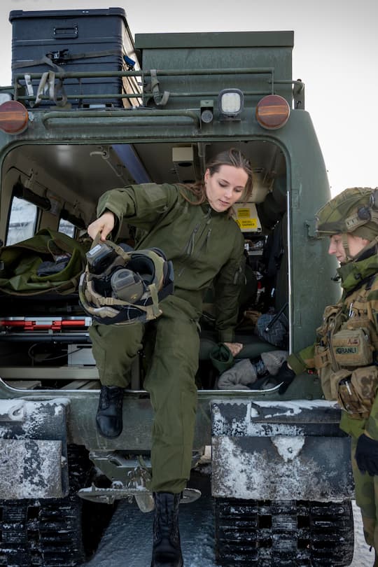 Prinzessin Ingrid Alexandra (NO), bei einer Ãbung des Sanitätsbataillons im Rahmen des Besuchs der norwegischen Prinzessin im Militärlager Setermoen in Bardufoss, Provinz Troms og Finnmark, Norwegen, 25. Oktober 2022.