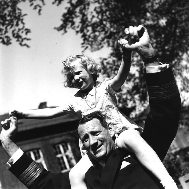 Königin Margrethe (DK), Kopenhagen, Dänemark, 1945Prinzessin Margrethe, König Frederik, Kind, Retro, sitzen, lächeln, spielen, sw, Vater und Tochter . *** Local Caption *** 00010788Kindheit