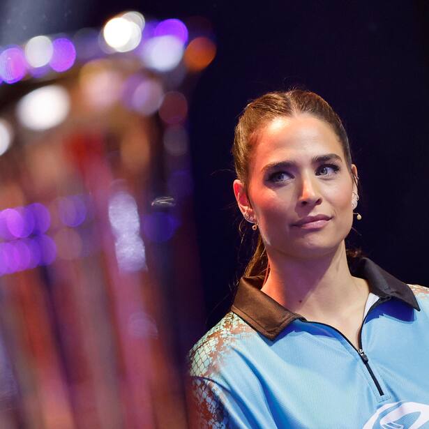 Moderatorin Amira Pocher / Austrian Powers bei der Promi-Darts-WM 2023 im Maritim Hotel. Düsseldorf, 07.01.2023 NRW Deutschland *** Presenter Amira Pocher Austrian Powers at the Celebrity Darts World Championship 2023 at the Maritim Hotel Düsseldorf, 07 01 2023 NRW Germany Copyright: xChristophxHardtx