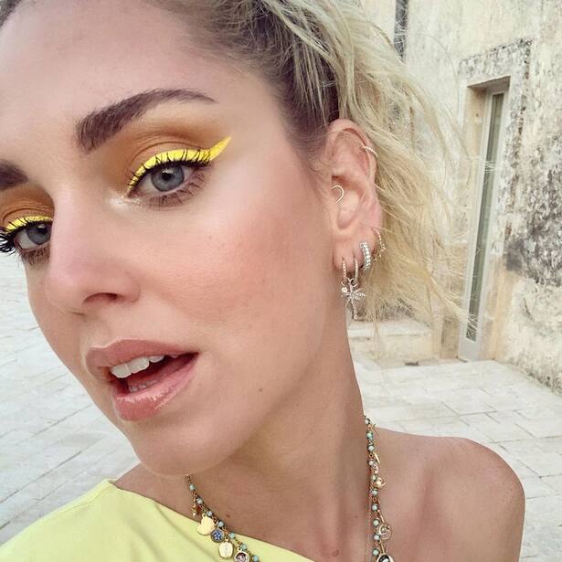 Chiara Ferragni mit buntem Eyeliner
