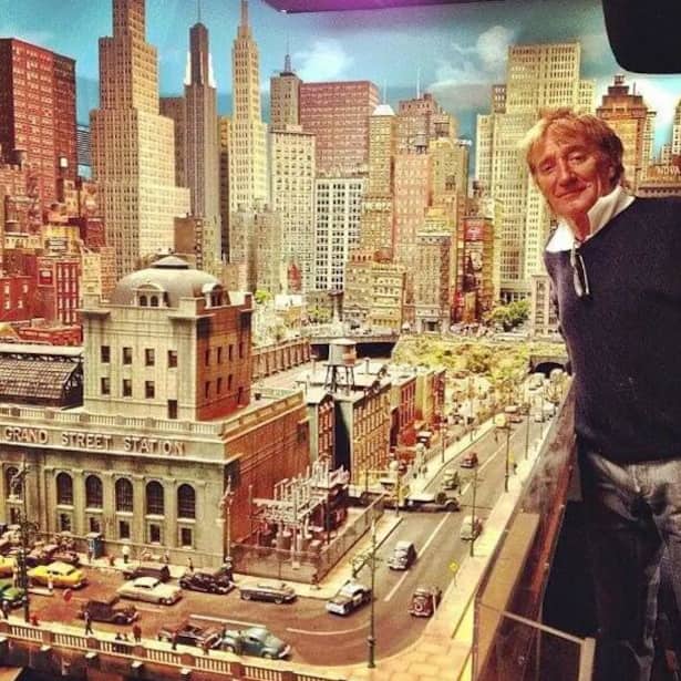 Rod Stewart zeigt seine Modelleisenbahn stolz einen Fachmagazin.