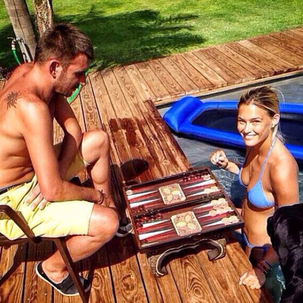 Bar Refaeli spielt Backgammon