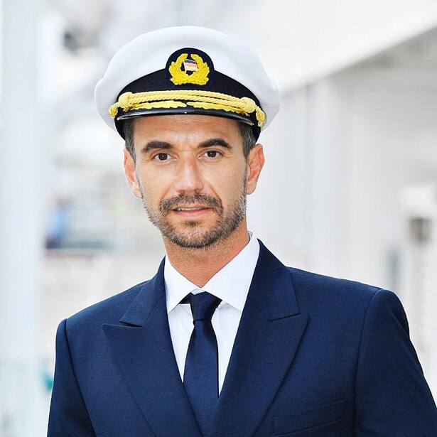 Florian Silbereisen als Kapitaen des Traumschiffs