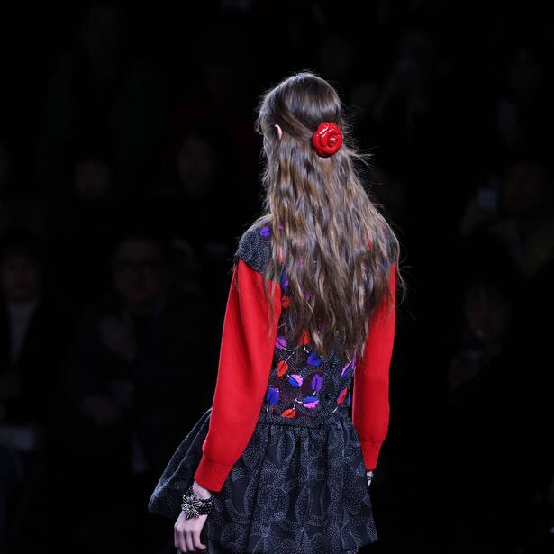 230307 -- PARIS, March 7, 2023 -- A model presents creations by French fashion house Chanel as part of its Fall/Winter 2023/2024 pret-a-porter collections during the Paris Fashion Week in Paris, France, March 7, 2023. FRANCE-PARIS-FASHION WEEK-CHANEL GaoxJing PUBLICATIONxNOTxINxCHN