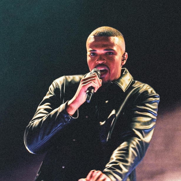 Die Bühne ist Obed Harewoods Element.