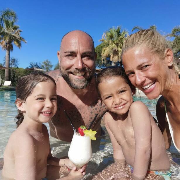 Christa Rigozzi mit ihren Zwillingen Alissa und Zoe und Ehemann Giovanni Marchese