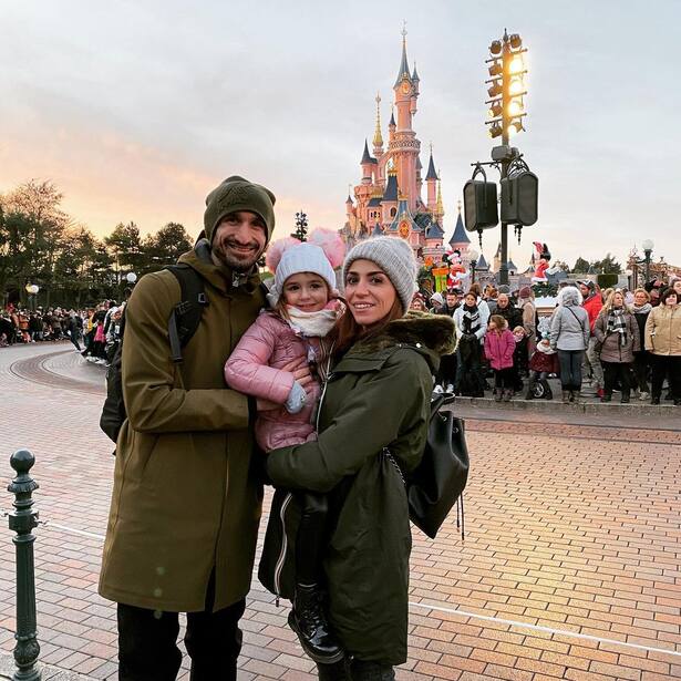 Giorgio Chiellini und Ehefrau Carolina Bonistalli besuchen mit ihrer Tochter Disneyland Paris.