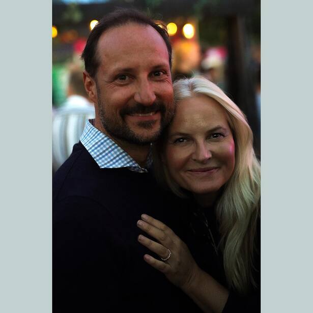 Ein sehr privater, sehr verliebter Schnappschuss: Kronprinz Haakon mit Kronprinzessin Mette-Marit.