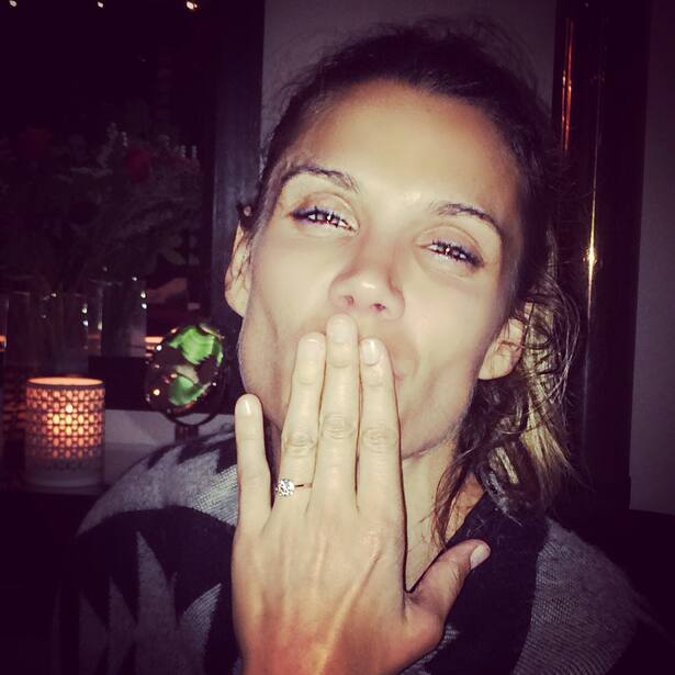 Mirjam Jäger mit Verlobungsring von Rafael Beutl